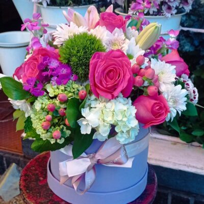 Susurros de Primavera – Arreglo floral en caja con rosas y lirios