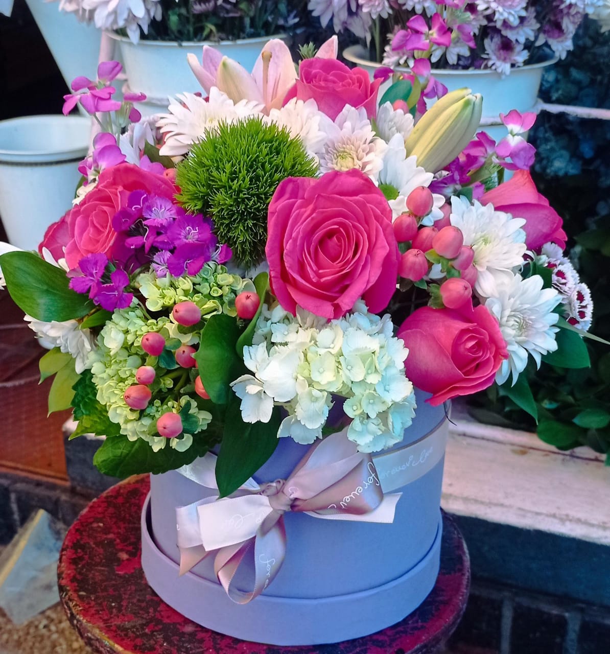 Susurros de Primavera – Arreglo floral en caja con rosas y lirios