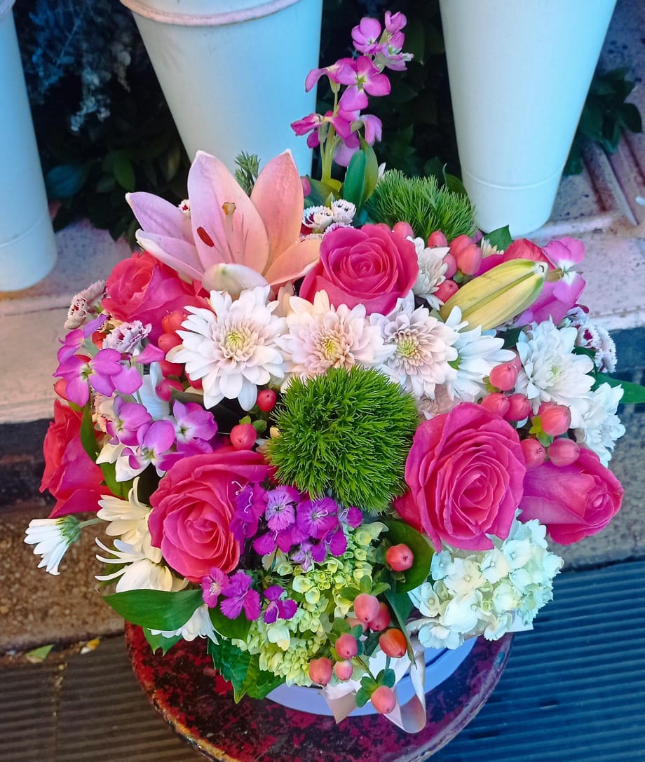 Susurros de Primavera – Arreglo floral en caja con rosas y lirios - Image 2