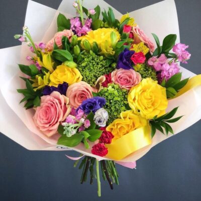 Aurora de Colores – Ramo de rosas amarillas y rosadas con rosa mini