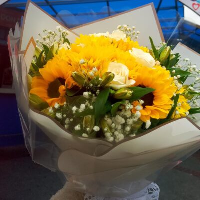 “Sol de Amor – Ramo de girasoles y rosas blancas”