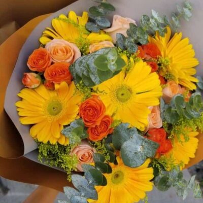 “Amanecer Tropical – Ramo de gerberas amarillas y rosas naranjas”