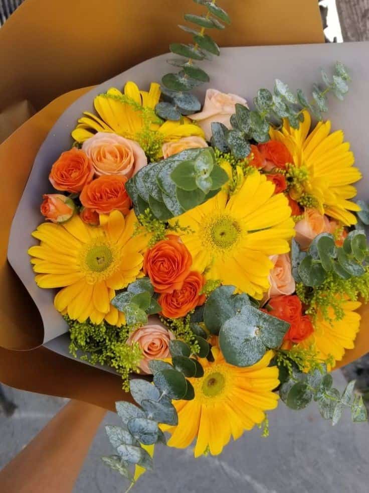 “Amanecer Tropical – Ramo de gerberas amarillas y rosas naranjas”