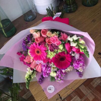 “Encanto Rosado – Ramo de gerberas y rosas en tonos pastel”