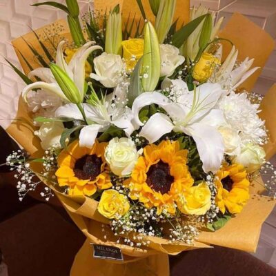 “Luz Dorada – Ramo de lirios, girasoles y rosas blancas”