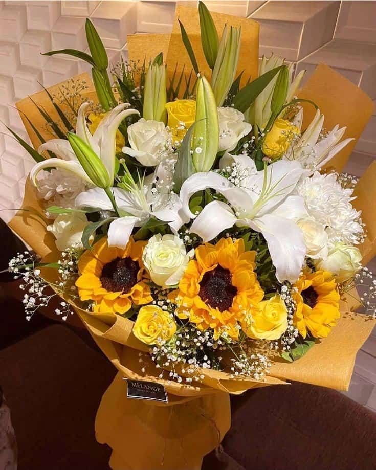 “Luz Dorada – Ramo de lirios, girasoles y rosas blancas”