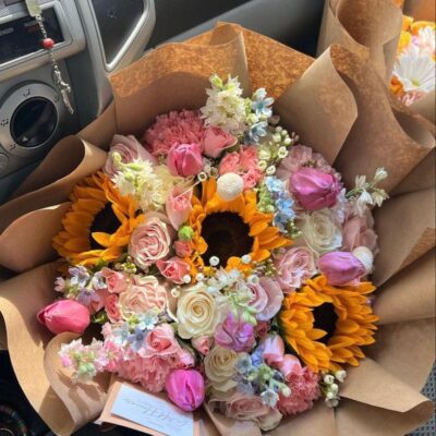 “Dulce Amanecer – Ramo de girasoles, lirios y rosas pastel”