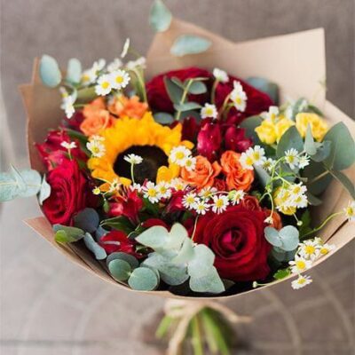 “Pasión de Campo – Ramo de girasoles y rosas rojas”