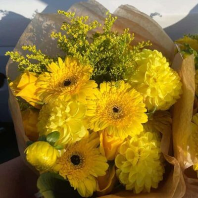 “Rayo de Sol – Ramo amarillo de gerberas y crisantemos”