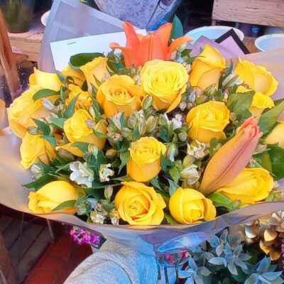 “Amarillo Eterno – Ramo de rosas amarillas y lirios”