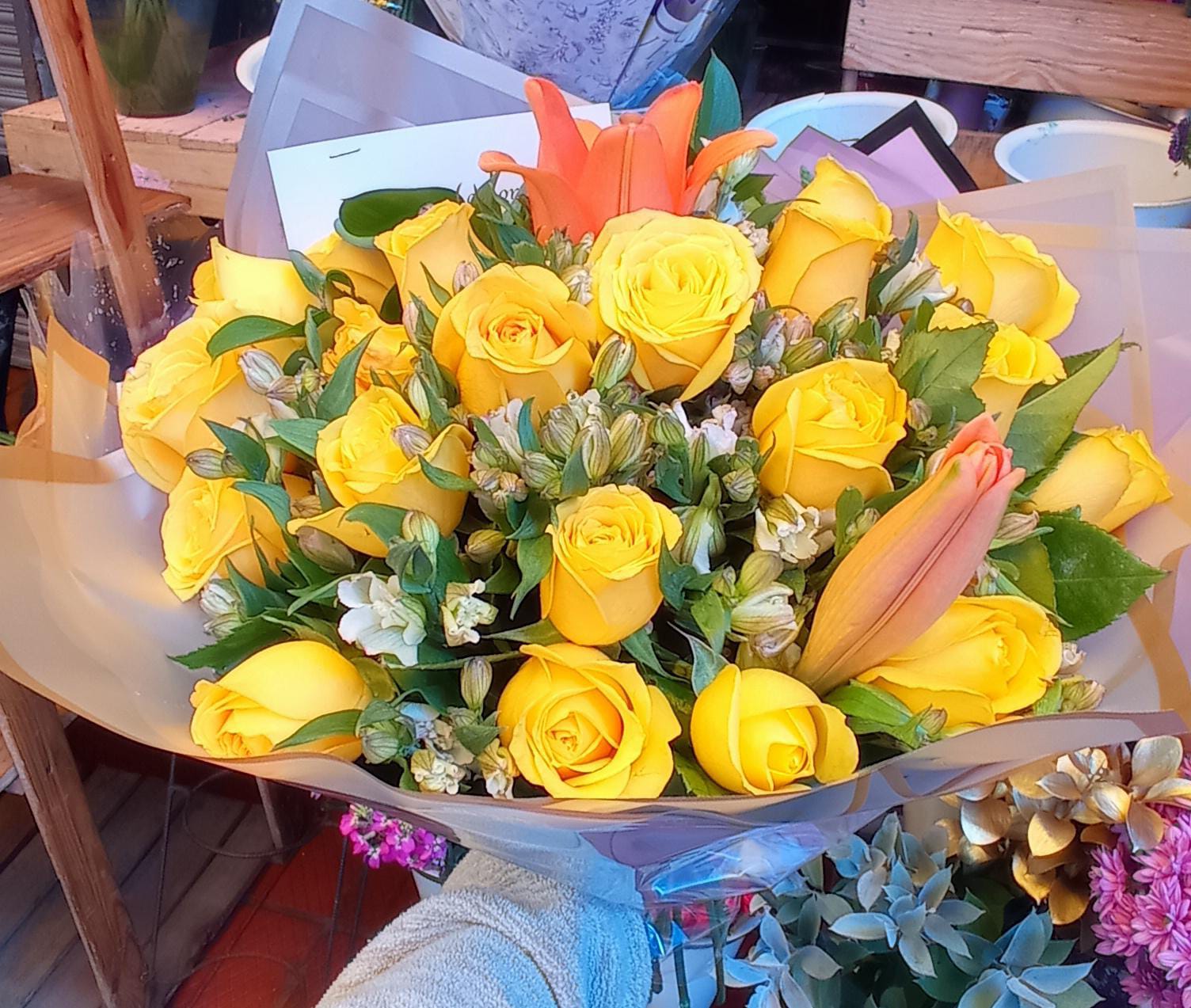 “Amarillo Eterno – Ramo de rosas amarillas y lirios”