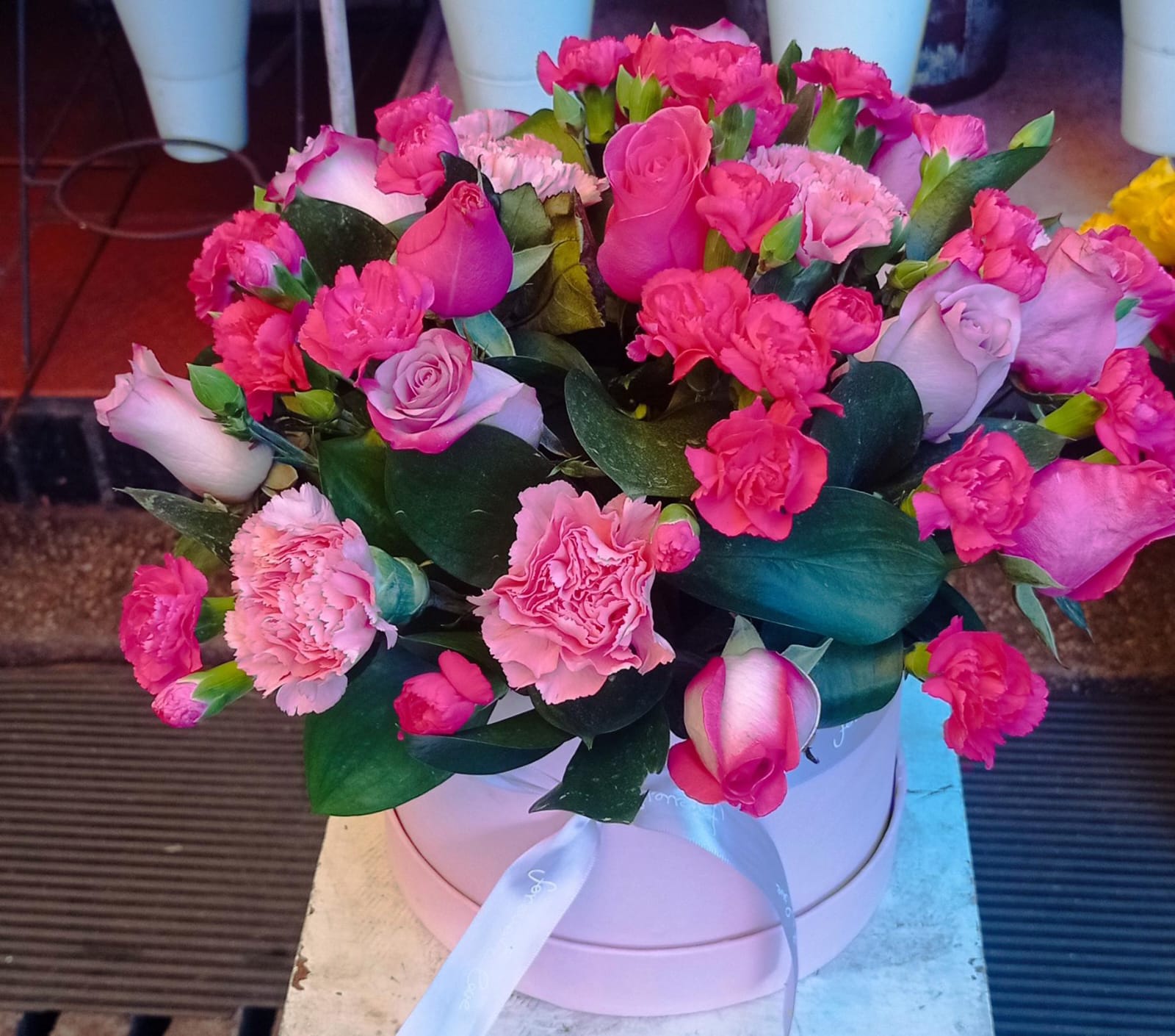 “Encanto Rosa – Caja floral con rosas y claveles” - Image 2