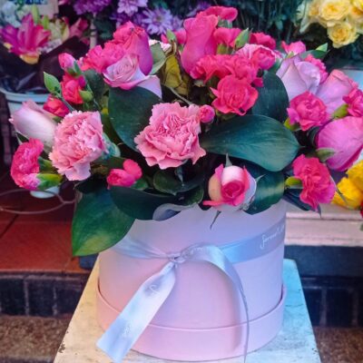 “Encanto Rosa – Caja floral con rosas y claveles”