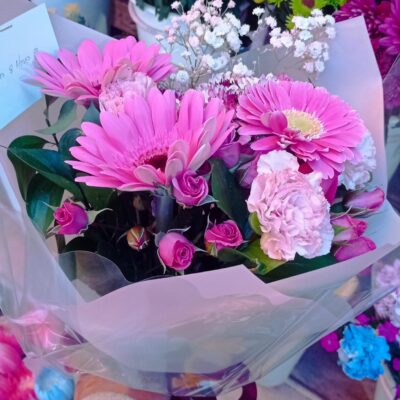 “Suspiro Rosado – Ramo de gerberas y minirosas”