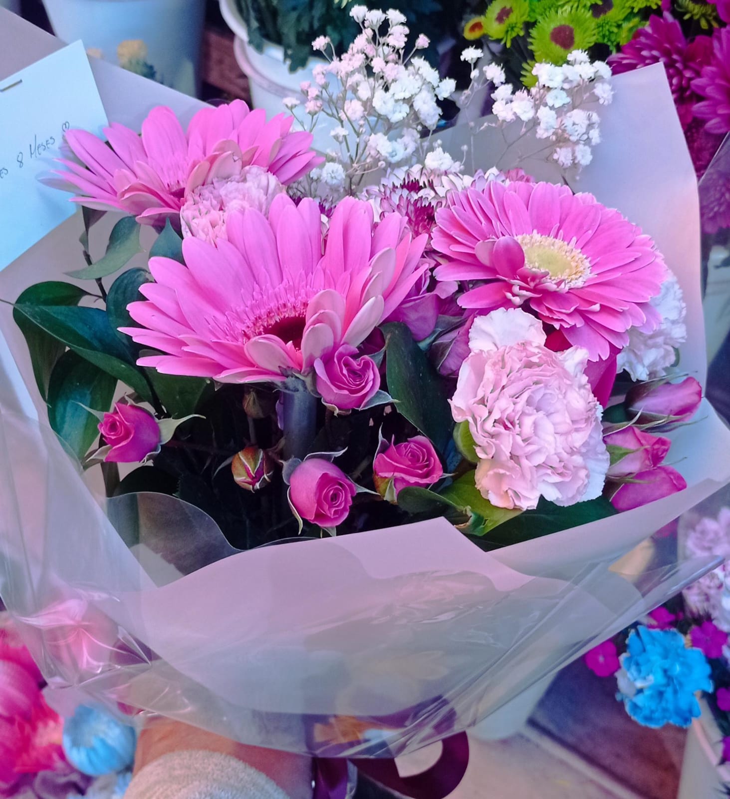 “Suspiro Rosado – Ramo de gerberas y minirosas”