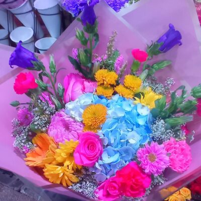 “Colores del Alma – Ramo mixto con hortensias y flores vibrantes”