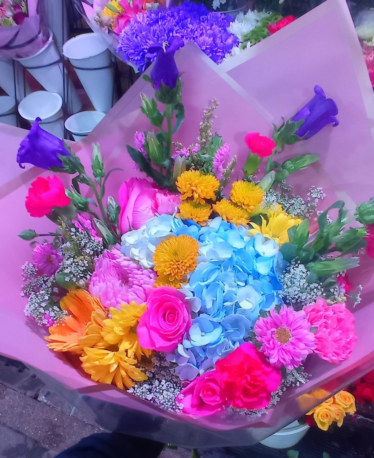 “Colores del Alma – Ramo mixto con hortensias y flores vibrantes”