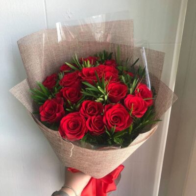 “Rojo Clásico – Ramo de rosas rojas en tela natural”