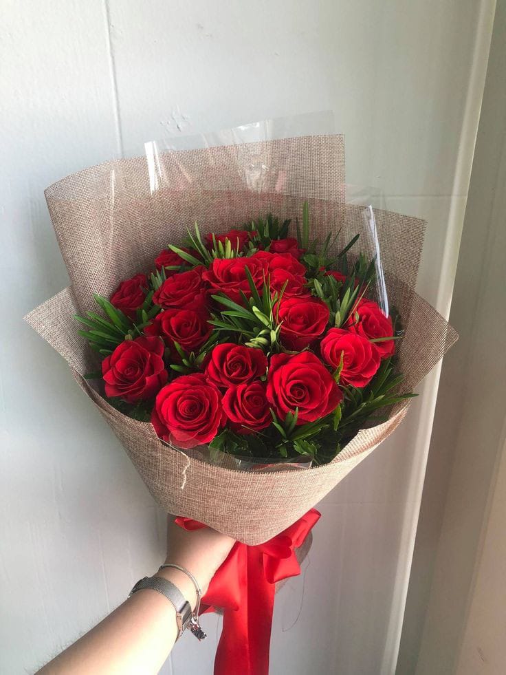 “Rojo Clásico – Ramo de rosas rojas en tela natural”