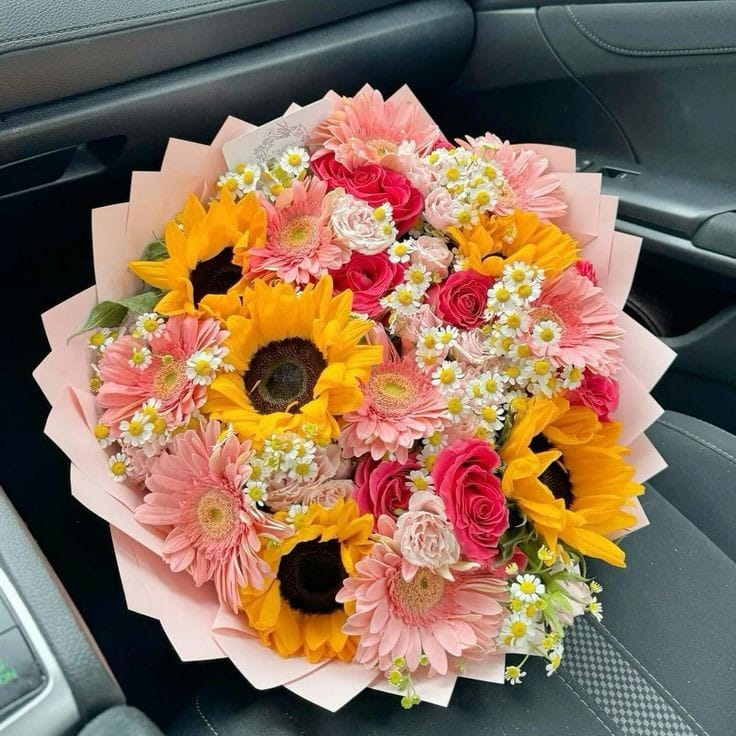 “Amanecer Radiante – Ramo de girasoles, gerberas y rosas”