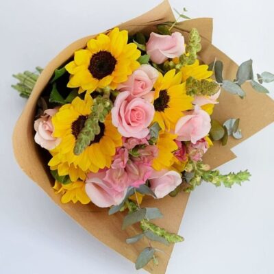 “Dulce Amanecer – Ramo de girasoles y rosas rosadas”