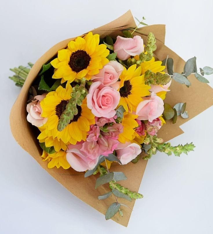 “Dulce Amanecer – Ramo de girasoles y rosas rosadas”