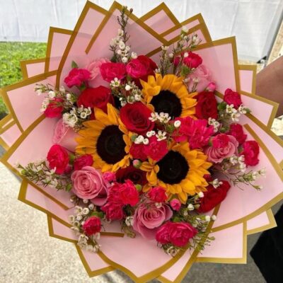 “Sol y Romance – Ramo de girasoles, rosas y claveles”