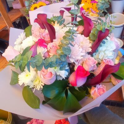 “Brisa de Ensueño – Ramo de calas, rosas y eucalipto”