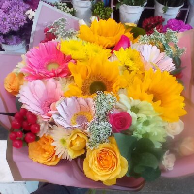 “Sonrisa de Primavera – Ramo de girasoles, gerberas y rosas”