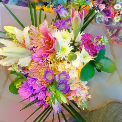 “Ramo Arcoíris de Luz – Bouquet de Lirios y Flores Mixtas”