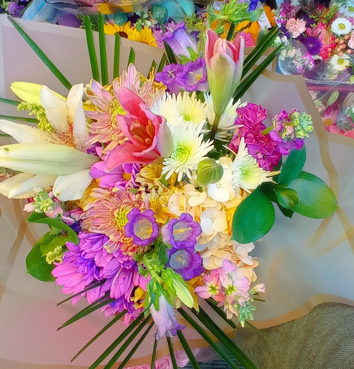 “Ramo Arcoíris de Luz – Bouquet de Lirios y Flores Mixtas”