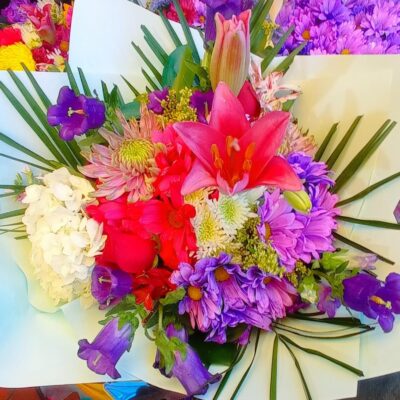 “Brillo de Aurora – Ramo floral multicolor con lirios y crisantemos”