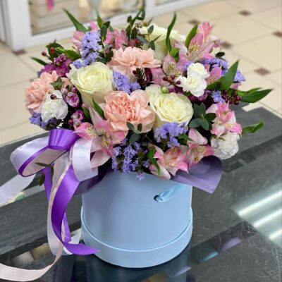 “Sueños de Lavanda – Caja floral en tonos pastel”