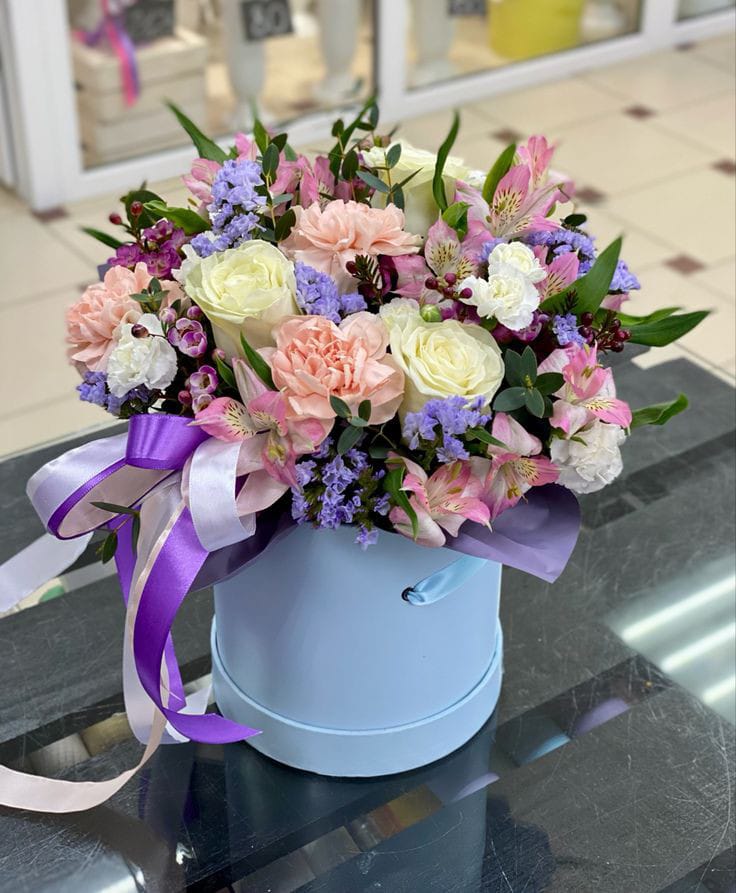 “Sueños de Lavanda – Caja floral en tonos pastel”