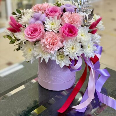 “Encanto Pastel – Caja floral rosada con claveles y crisantemos”