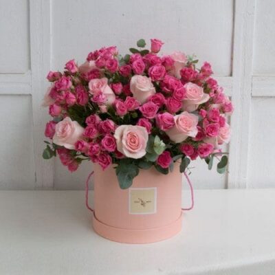 “Romance Rosado – Caja floral de rosas en tonos suaves”