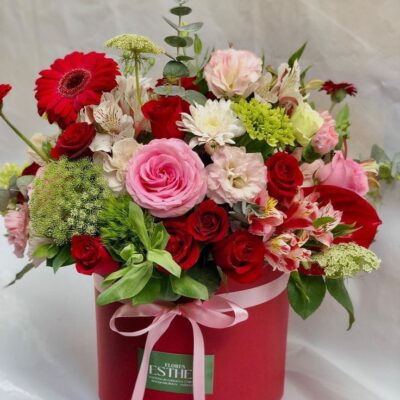 “Corazón de Rosas – Caja floral en rojo y rosa”