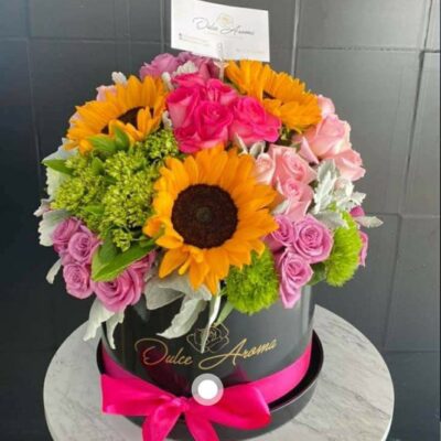 “Sol de Ensueño – Caja floral con girasoles y rosas”