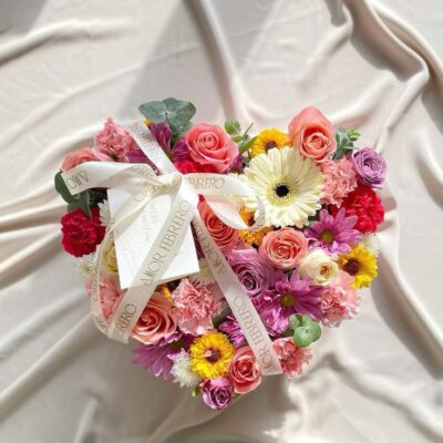“Amor Eterno” – Caja floral corazón con flores multicolor