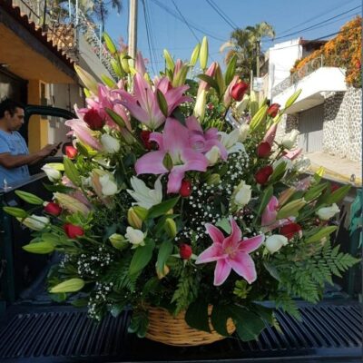 Arreglo Floral “Majestad Rosada”